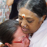 Amma besucht Tsunami Hilfslager in Japan