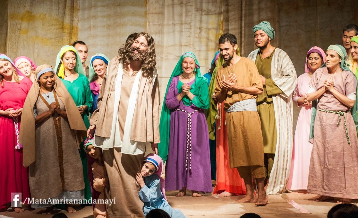 Unauschlöschbare Fußspuren im Herzen: Ammas Weihnachtsbotschaft 2015
