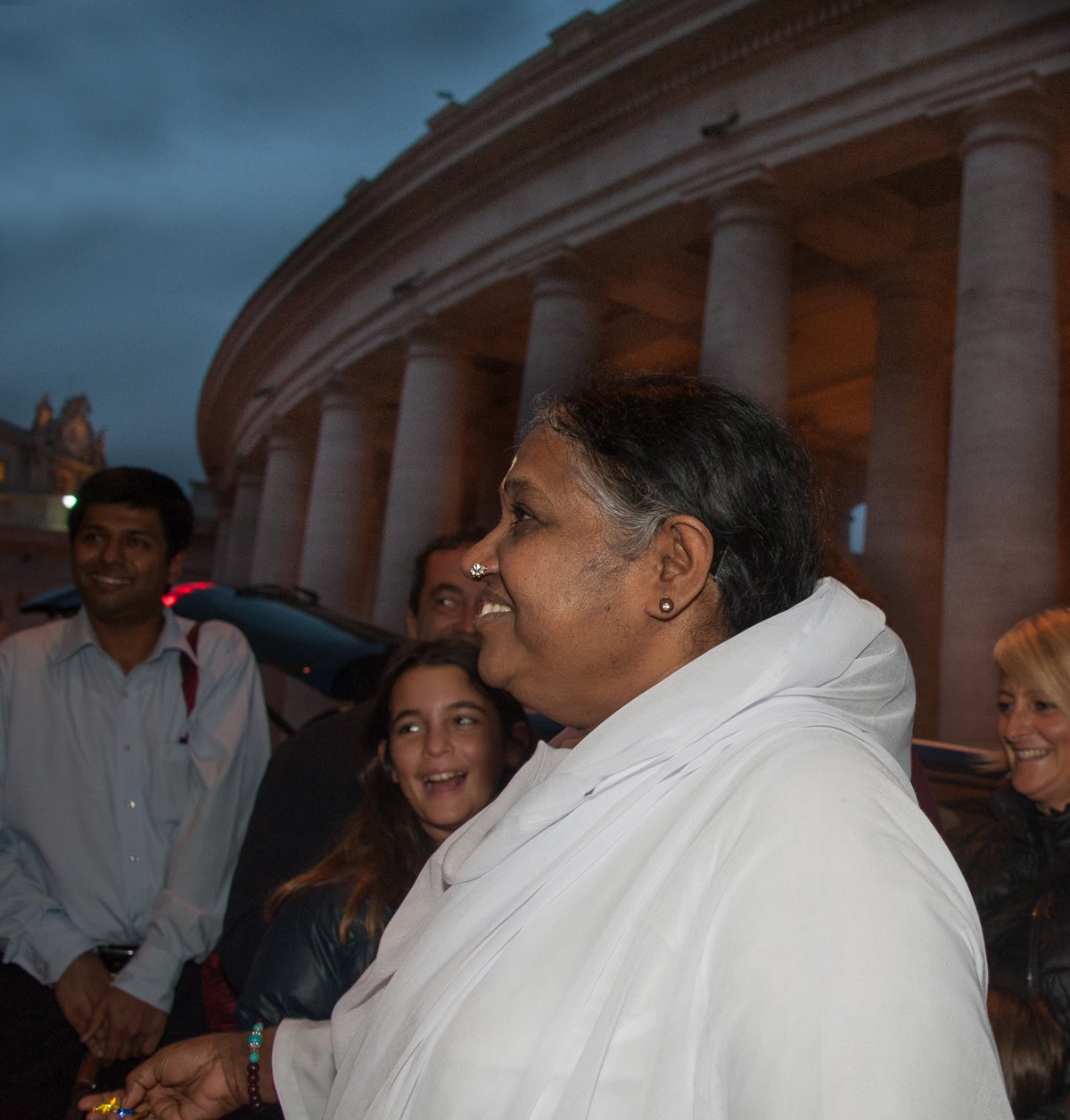 Amma erklärt gemeinsam mit Papst und Vertretern verschiedener Glaubensrichtungen Engagement für die Abschaffung moderner Sklaverei