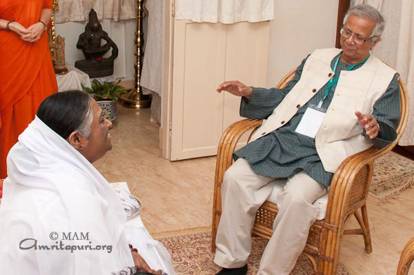 Amma mit Friedensnobelpreisträger Muhammad Yunus
