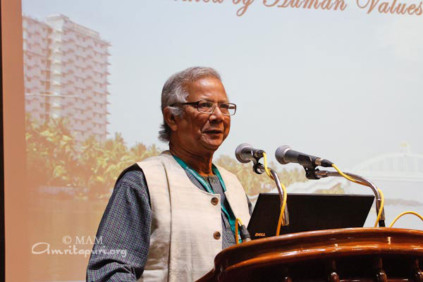Muhammad Yunus während seines Vortrags an Ammas Amrita Universität