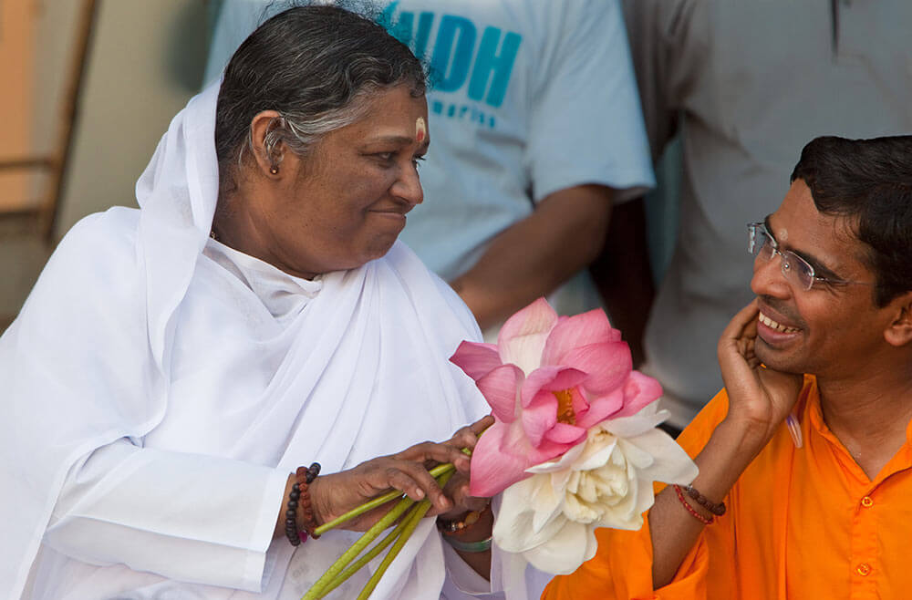 Amma mit Brahmachari Shubamrita