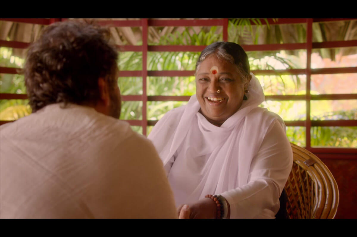 Amma mit Regisseur Shekhar Kapur in Amritapuri (Indien)