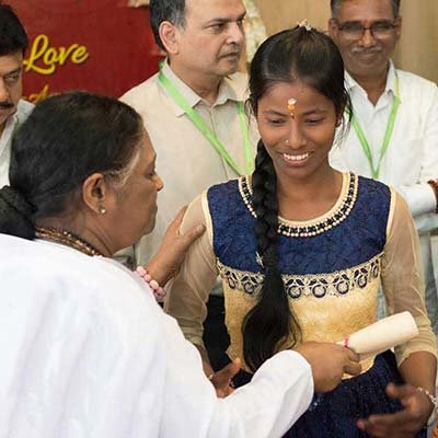 Amma schenkt Schulmädchen wiederverwendbare Stoffbinden
