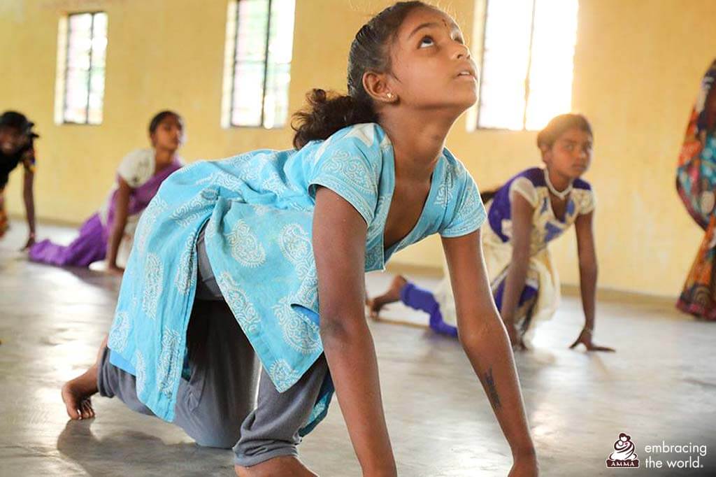 Kinderyoga in Kali Nagar, West Bengal.