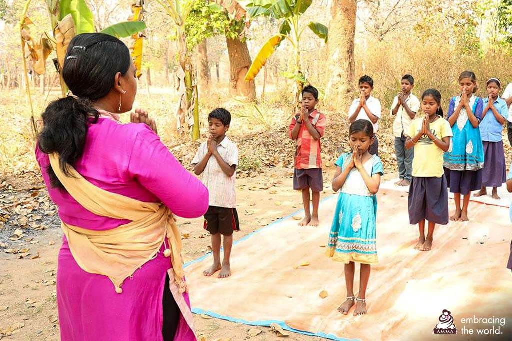 Yogaunterricht für Kinder in Deurbal, Chhattisgarh.