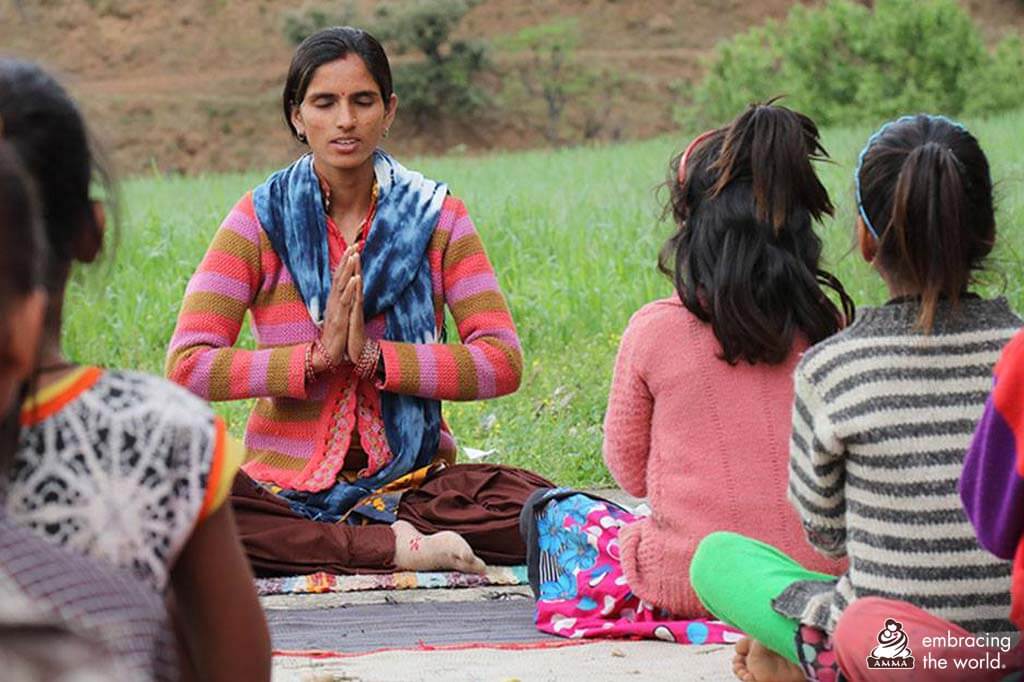 Yoga für Kinder in Dunda, Uttarakhand.