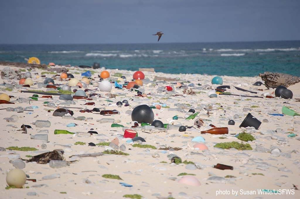 Müll aus dem Meer an einem Strand auf der Insel Laysan im hawaiianischen Insel-Schutzgebiet.