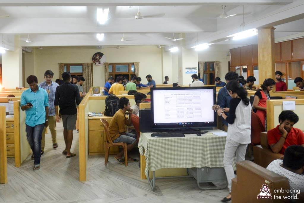 Der 24-Stunden-Nottelefondienst von AYUDH auf dem Amrita Campus von Amrita Vidyapeetham.
