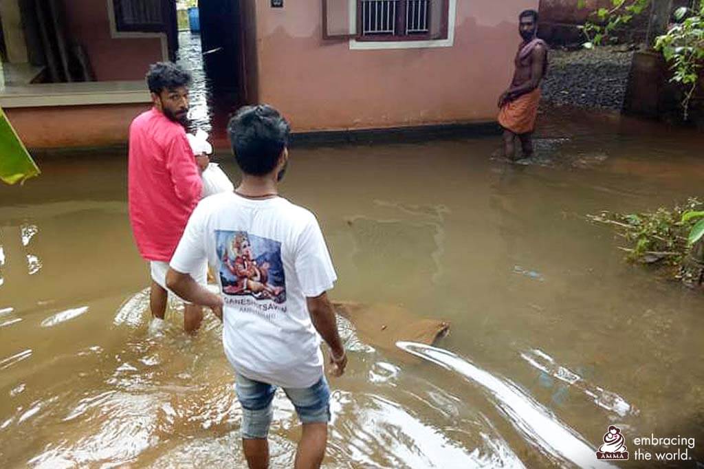 AYUDH-Freiwillige helfen in einem überfluteten Haus.