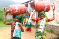 Indische Dorfbewohnerinnen mit Flüssiggas-Behältern