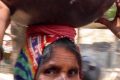 Frauen bauen Toiletten in Indien