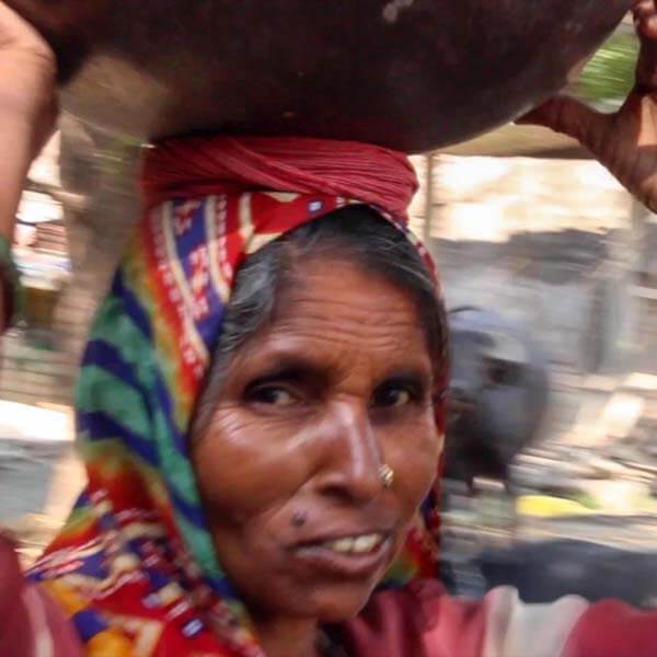 Frauen bauen Toiletten in Indien