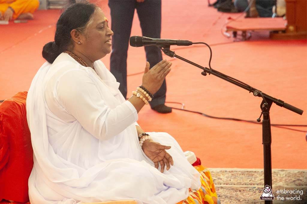 Amma hält eine Ansprache in Amritapuri