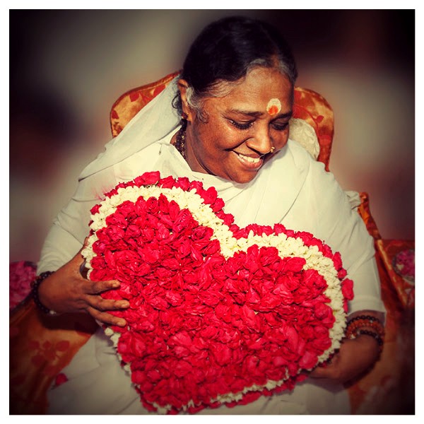 Amma hält ein Herz aus Blumen