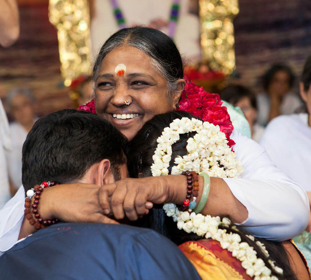 Amma umarmt ein frisch verheiratetes Paar