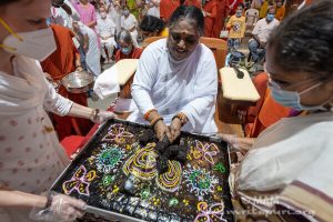 Amma gibt Weihnachtskuchen aus