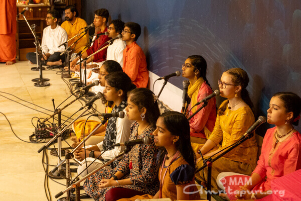 Ashram-Kinder singen vedische Hymnen an Guru Purnima
