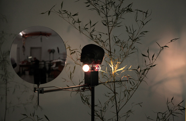 “Jungle of Light” der international renommierten Künstlerin Rebecca Horn in Delhi Amma gewidmet