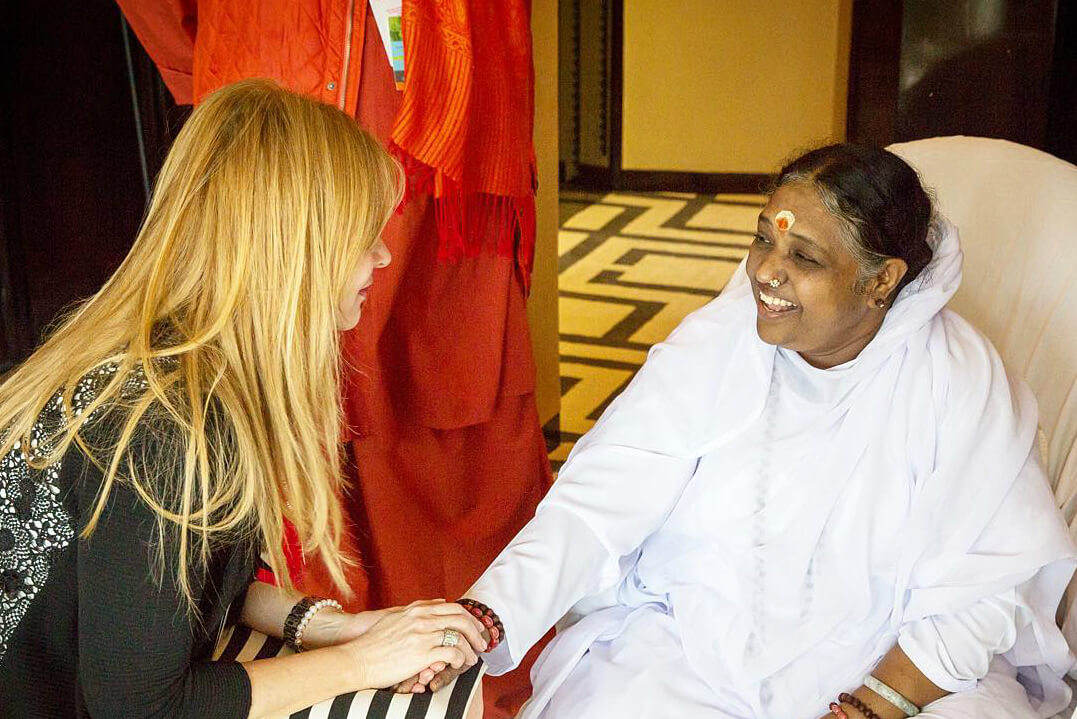 “Fashion 4 Development” zeichnet Amma mit “Medal of Honor” aus