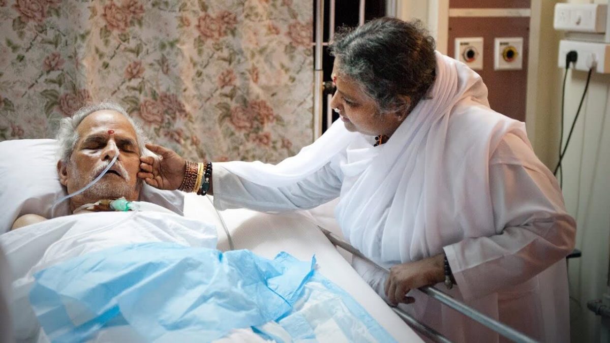 Amma mit einem Patienten im Krankenhaus