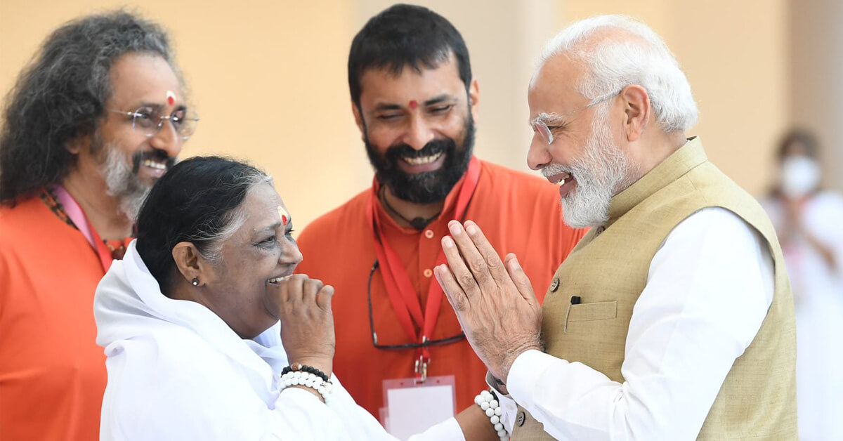 Amma mit dem indischen Premierminister Narendra Modi
