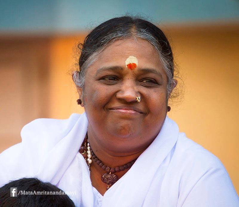 Amma: “Akzeptiere die Höhen und Tiefen des Lebens, um glücklich zu sein”