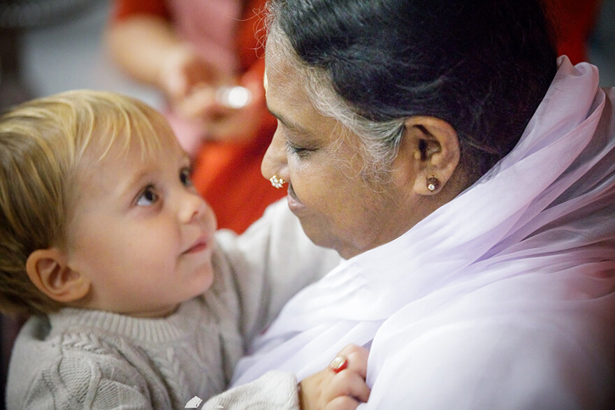 Amma: “Machen wir in unseren Herzen Platz für andere”