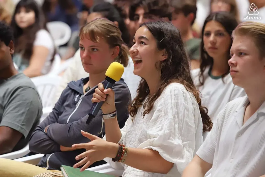 Teilnehmende des Ayudh Europe Summit 2026 diskutieren über grundlegende Fragen.