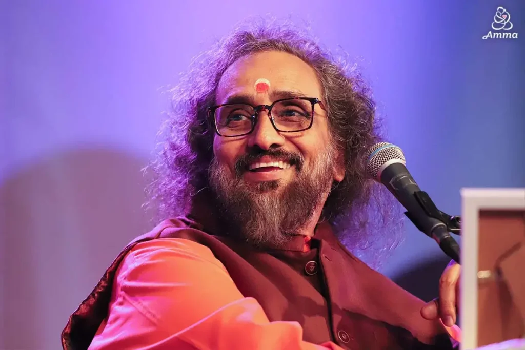 Swami Amritaswarupananda Puri spricht zu TeilnehmerInnen des Ayudh Europe Summit 2026