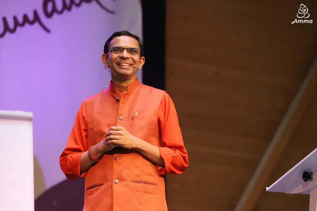 Swami Shubamritananda spricht zu TeilnehmerInnen des Ayudh Europe 2026 Summit