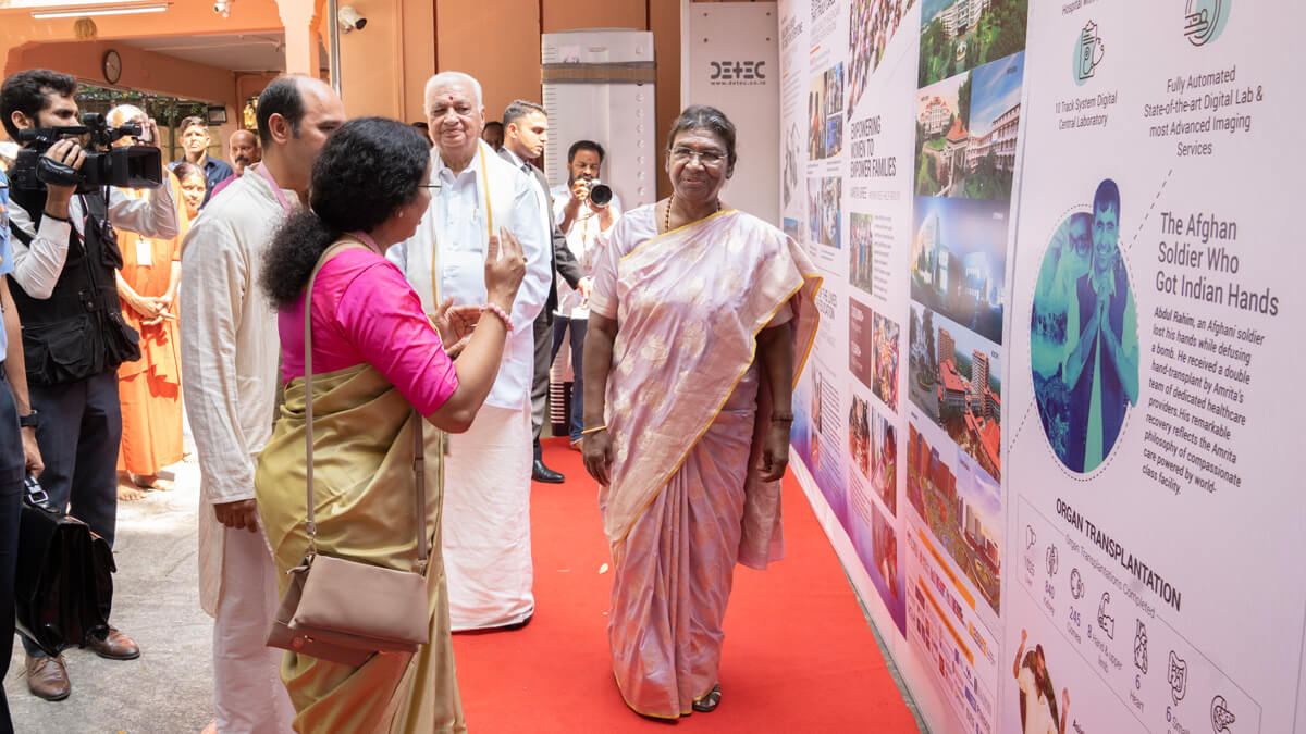 Dr. Maneesha V Ramesh, Provost der Amrita Universität, mit der indischen Präsidentin Droupadi Murmu