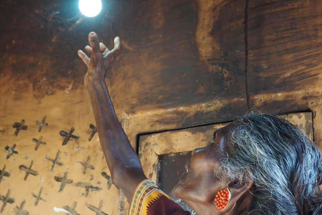Indische Frau mit Glühbirne