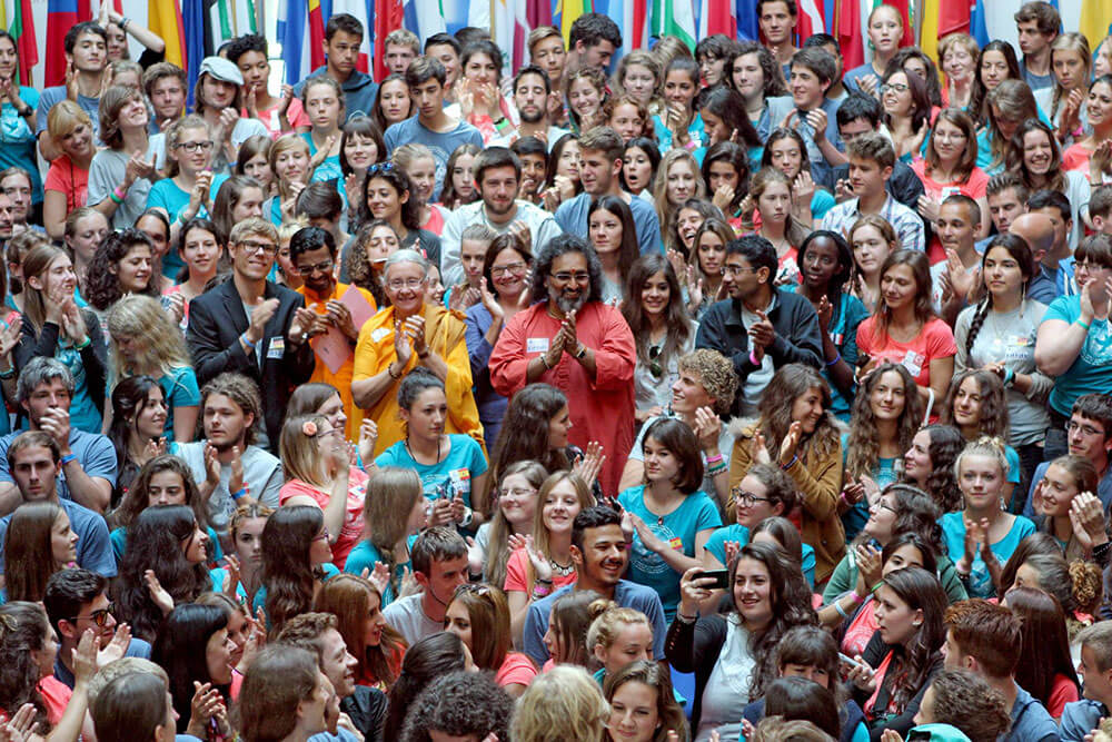 Swami Amritaswarupananda mit Jugendlichen